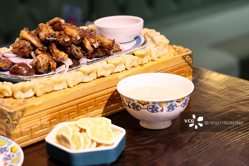 内蒙古美食石烹烤羊尾尖烤羊尾脊骨图片素材