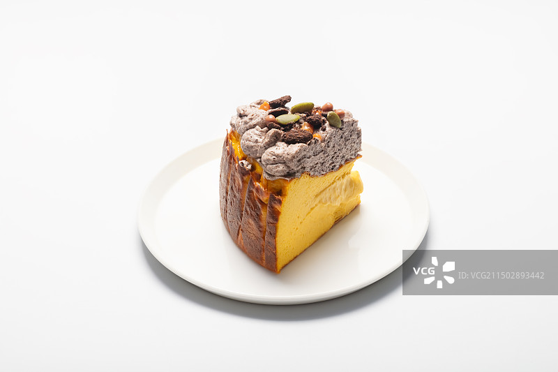 白色盘子里的一块巴斯克蛋糕图片素材