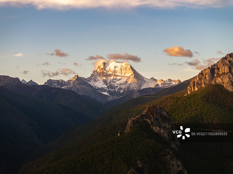 稻城亚丁仙乃日雪山日照金山图片素材