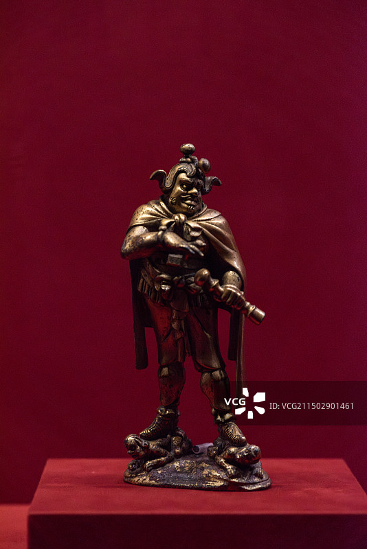 定州博物馆收藏的唐代鎏金铜天王像图片素材