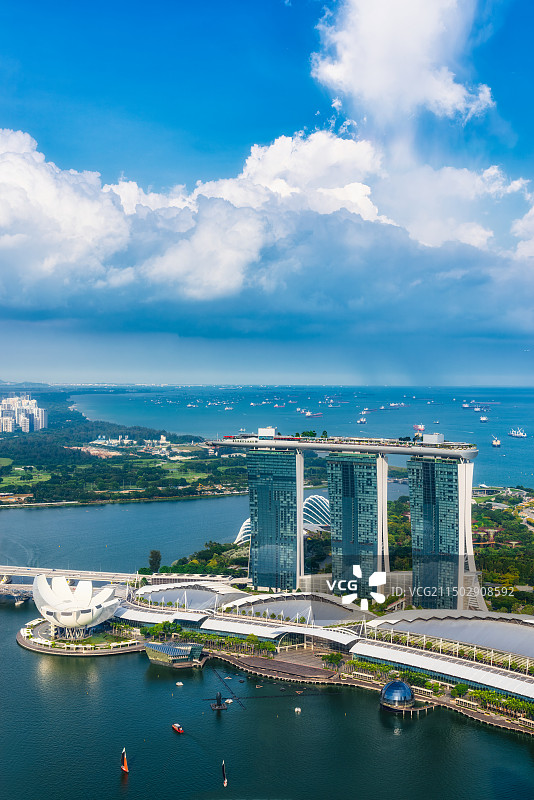 新加坡，滨海湾中央商务区，金沙酒店，都市天际线，玻璃幕墙，天台花园，空中花园，东海岸公园，货轮，航拍图片素材