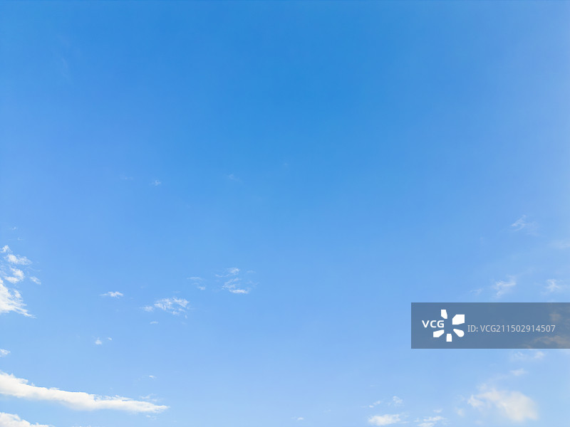 无人机高空航拍的蓝天白云图片素材