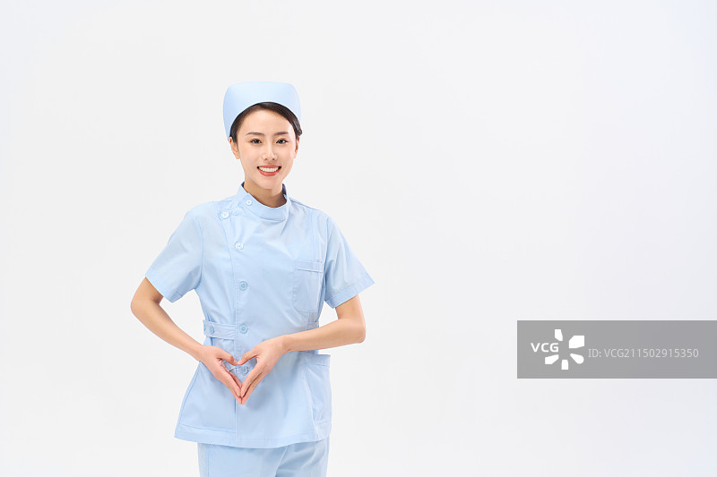 年轻女医疗护理爱心形象图片素材