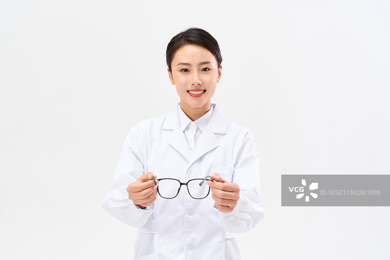 手拿眼镜的眼科医生图片素材