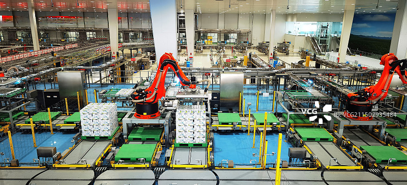 伊利乳都科技示范园系列之自动传送设备机器手·工厂内部景观（内蒙古呼和浩特市）图片素材