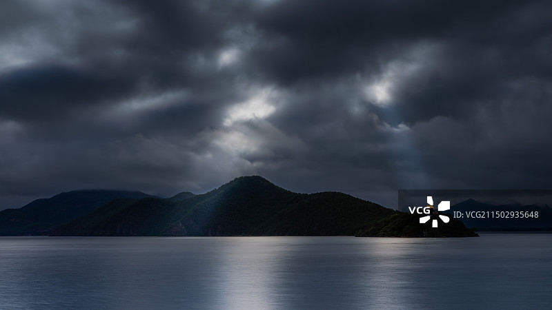 穿透乌云图片素材