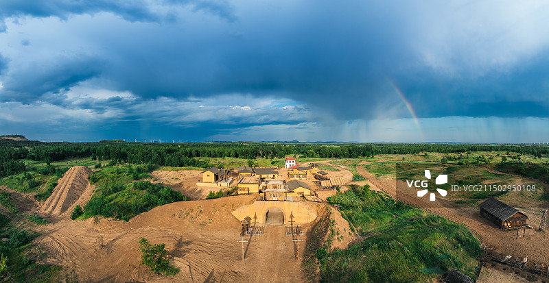 辽宁省阜新市彰武县德力格尔草原风景区宁昌古城雨后彩虹（航拍）图片素材