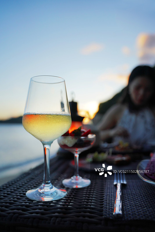 旅游度假喝酒图片素材