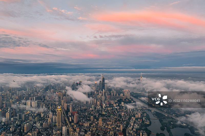 高视角下傍晚云雾中的广州天河区与越秀区地标建筑图片素材