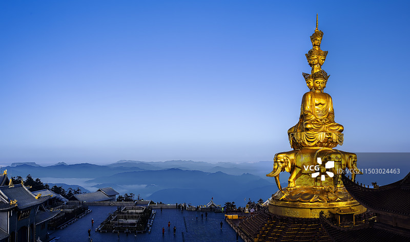 峨眉山金顶远眺，四方十面普贤菩萨雕像威严矗立，与远山云海交相辉映。图片素材