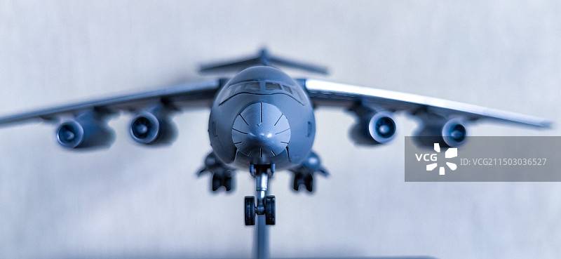 飞机迎天飞行的低角度视图图片素材