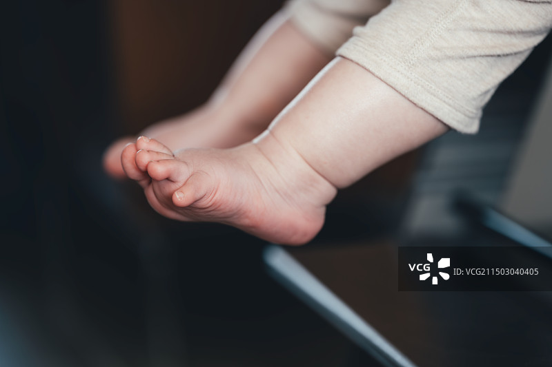 七月龄宝宝的腿和脚图片素材