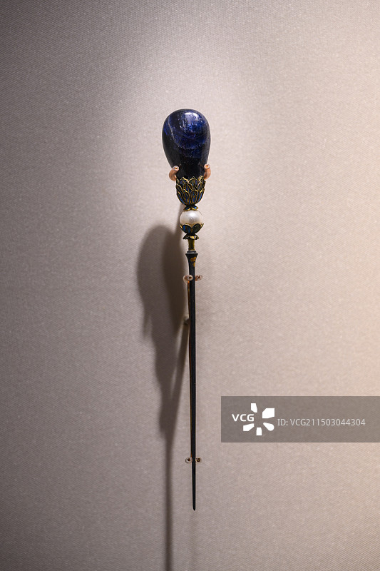 故宫珍宝馆文物，清代银点翠镶蓝宝石簪图片素材