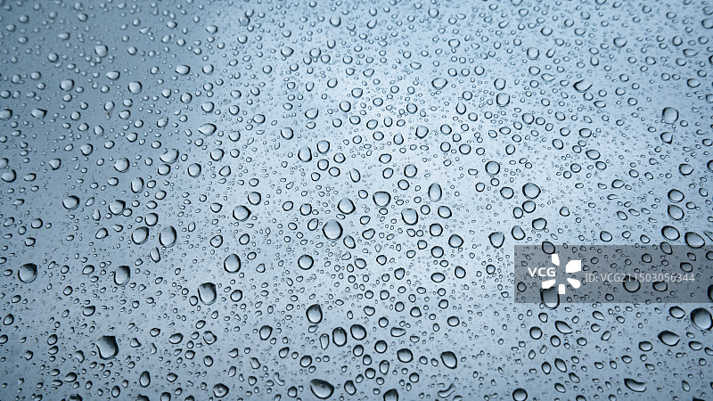 下雨天窗户上的雨滴图片素材