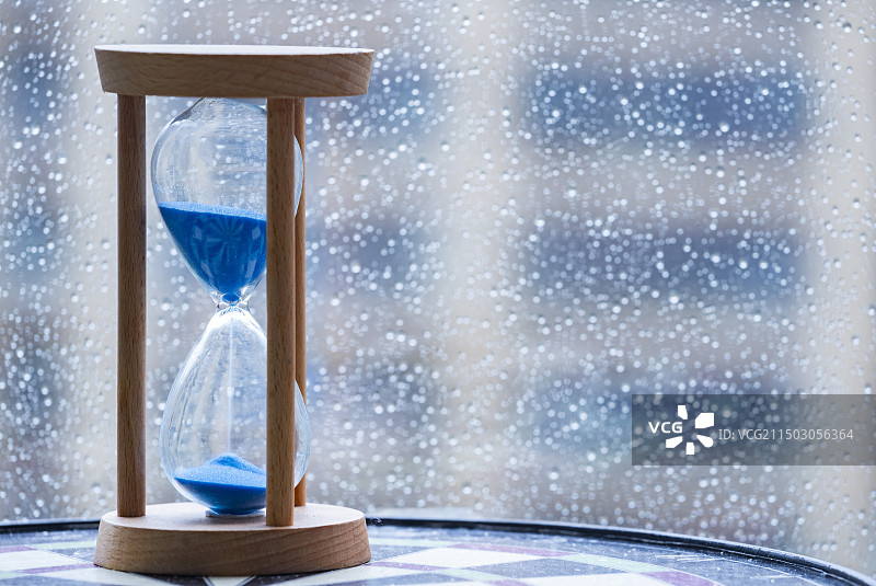 窗台上的沙漏，下雨天气玻璃窗上雨珠，时间新生活图片素材