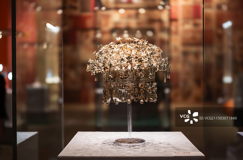 中国工艺美术馆苗族银饰，贵州台江银凤冠图片素材