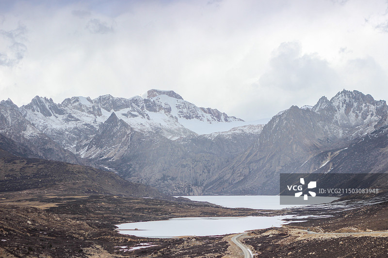甘孜巴塘县境内318川藏公路边的海子山与积雪湖泊图片素材