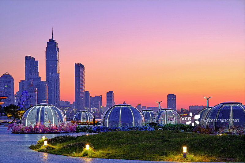 山东烟台旅游大世界广场的绝美夜色夜景图片素材