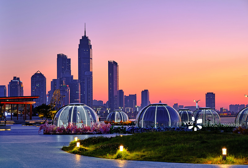 山东烟台旅游大世界广场的绝美夜色夜景图片素材