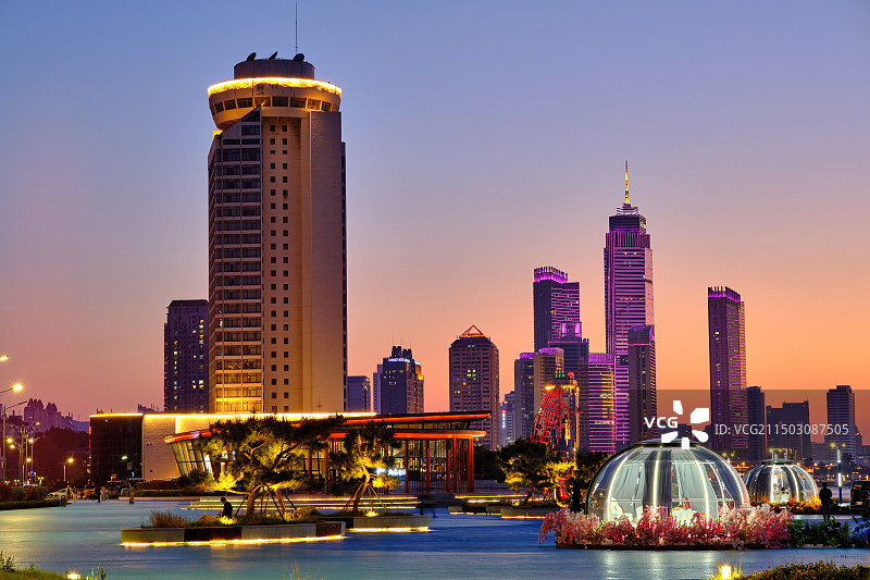 山东烟台旅游大世界广场的绝美夜色夜景图片素材