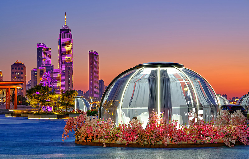 山东烟台旅游大世界广场的绝美夜色夜景图片素材