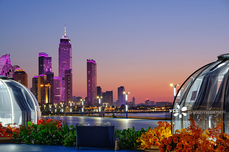 山东烟台旅游大世界广场的绝美夜色夜景图片素材