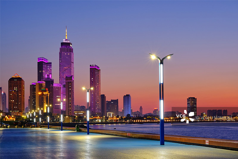 梦幻般的烟台城市夜景图片素材