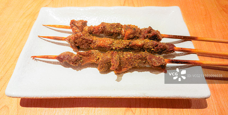 盘子里的烤羊肉串图片素材