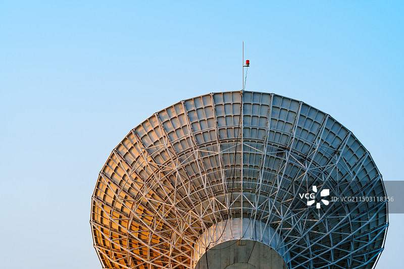 晨光中的圆形卫星天线抛物面图片素材
