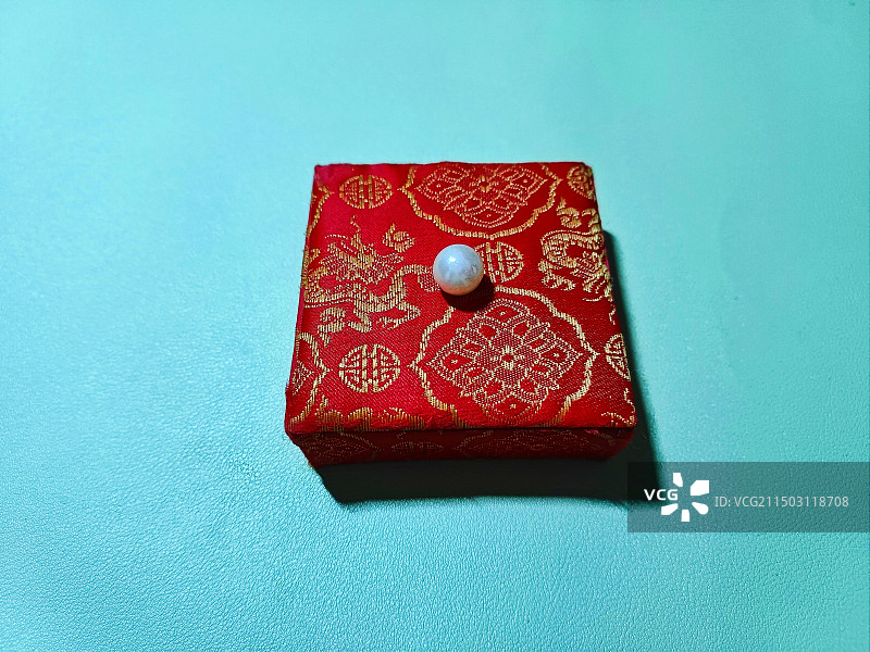 珍珠与绒布装饰盒图片素材