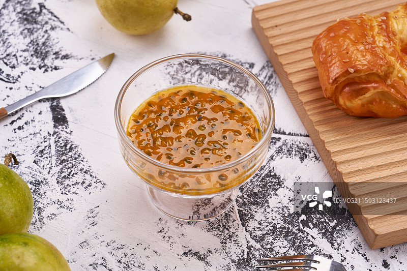 百香果在白色的桌面上简单图片素材