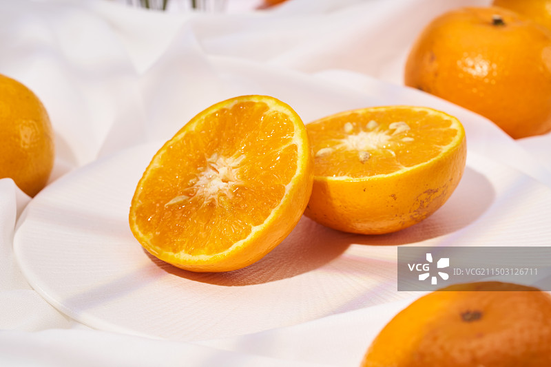 白色背景中有着金黄的果实图片素材