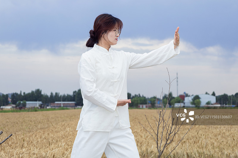 户外女孩穿着练功服做太极八段锦分解动作图片素材