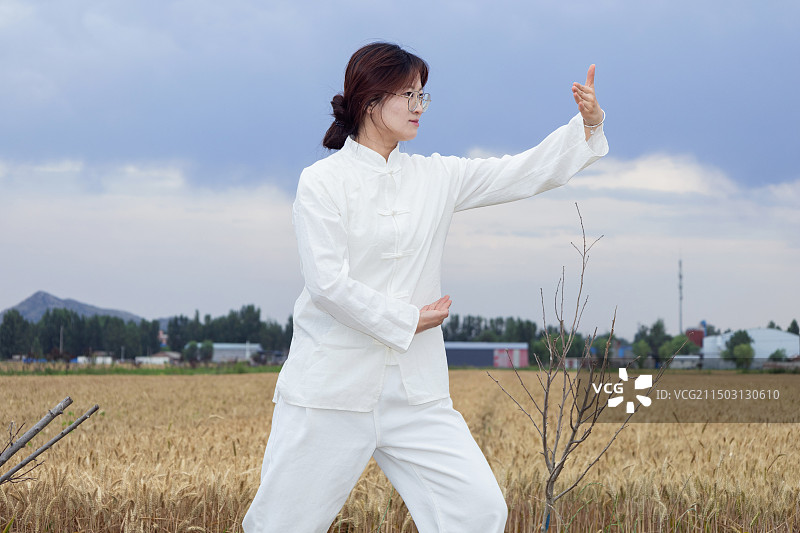 户外女孩穿着练功服做太极八段锦分解动作图片素材