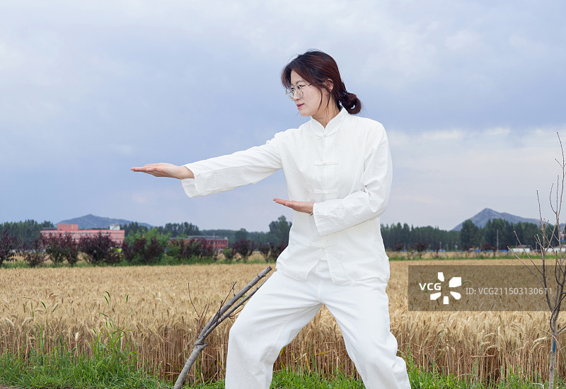 户外女孩穿着练功服做太极八段锦分解动作图片素材