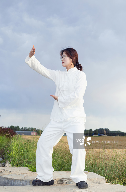 户外女孩穿着练功服做太极八段锦分解动作图片素材