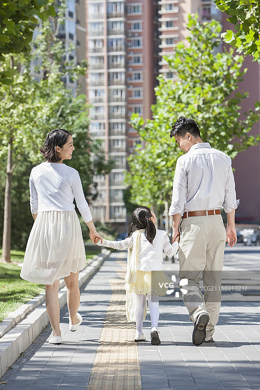 爸爸妈妈牵着女儿散步图片素材