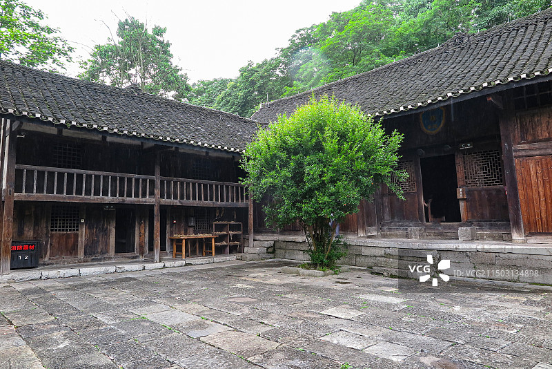 中国贵州省贵阳市息烽县息烽集中营，息烽集中营革命历史纪念馆，监房和办公用房，监房监舍图片素材