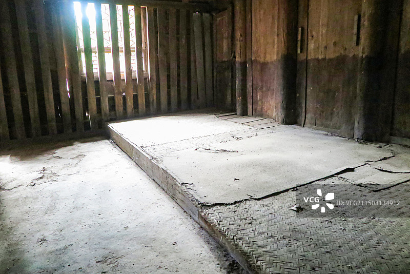 中国贵州省贵阳市息烽县息烽集中营，息烽集中营革命历史纪念馆，监房和办公用房，监房监舍图片素材