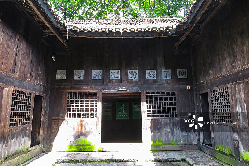 中国贵州省贵阳市息烽县息烽集中营，息烽集中营革命历史纪念馆，监房和办公用房，监房监舍图片素材