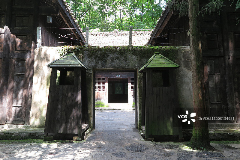 中国贵州省贵阳市息烽县息烽集中营，息烽集中营革命历史纪念馆，监房和办公用房，监房监舍图片素材