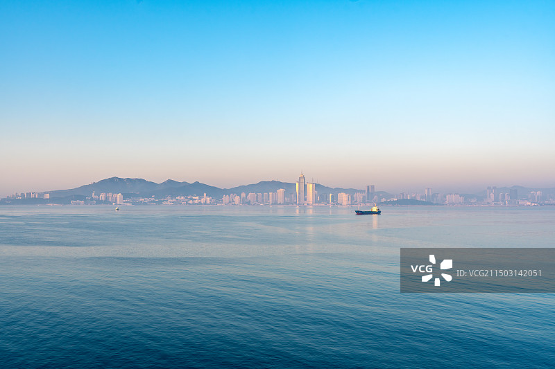 中国山东省烟台市，海滨城市风光，烟台港图片素材