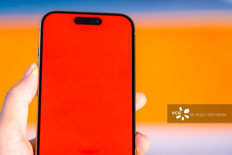 手拿手机空白屏幕适合电商背景图片素材
