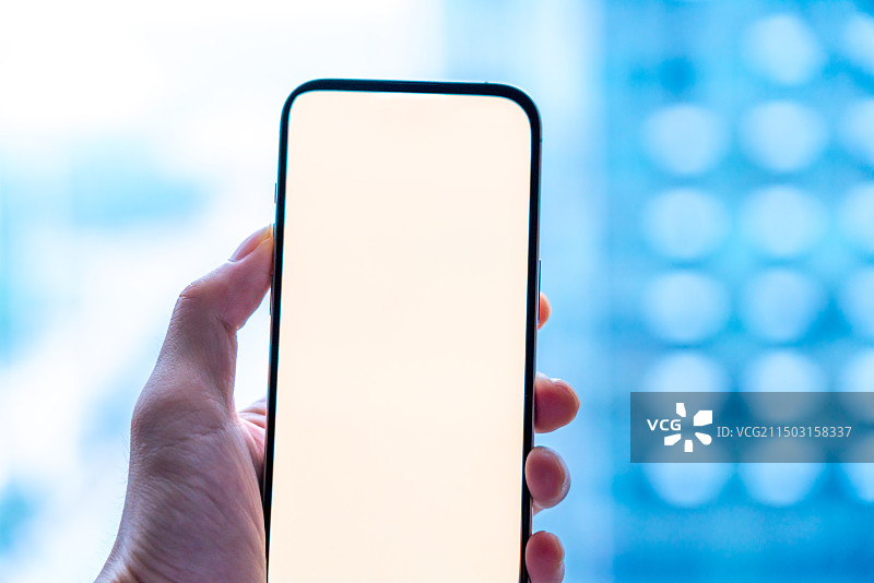 手拿手机空白屏幕适合电商背景图片素材