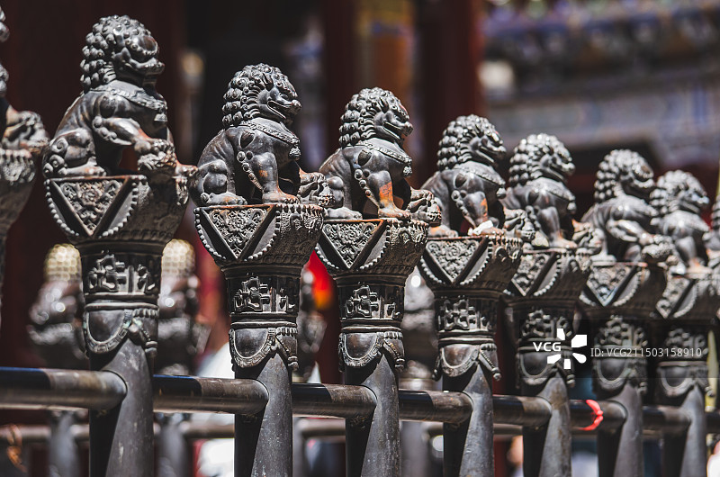 中国非都市风光拍摄主题，山东泰安市国内著名景点泰山风景区，碧霞祠寺庙里成一排的铜制金属质感的狮子雕塑图片素材