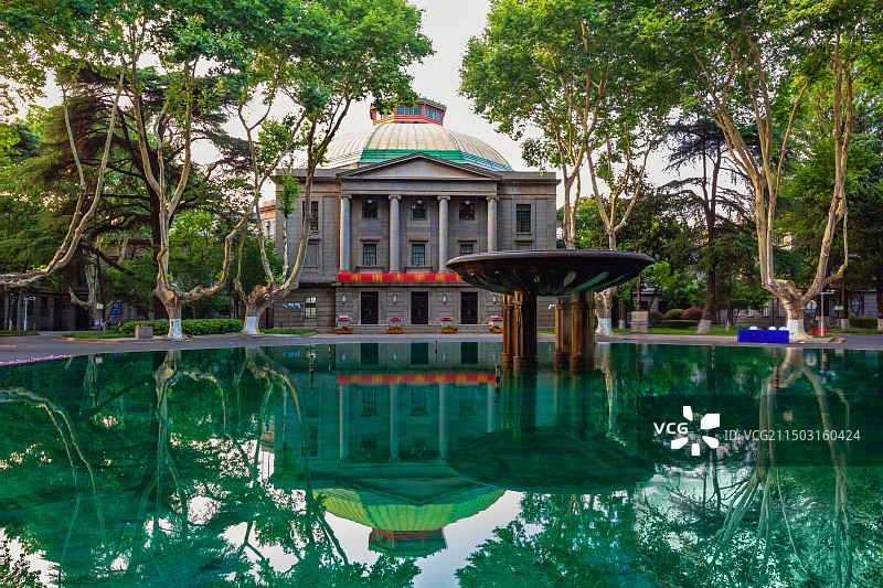 夜色光影中的大礼堂+东南大学（南京）图片素材