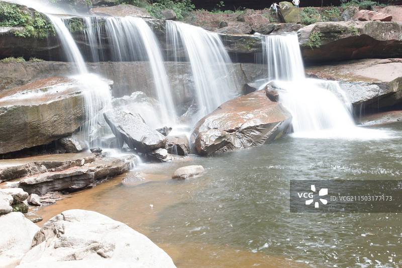 山间树林岩石与溪流瀑布（四川泸州合江天堂河景区）图片素材