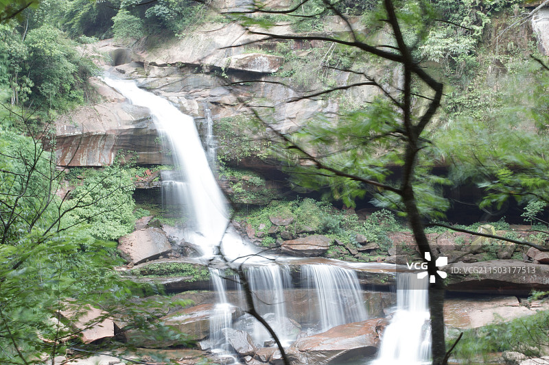 山间树林岩石与溪流瀑布（四川泸州合江天堂河景区）图片素材