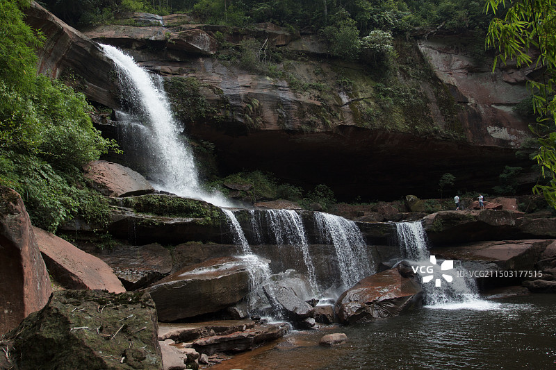 山间树林岩石与溪流瀑布（四川泸州合江天堂河景区）图片素材