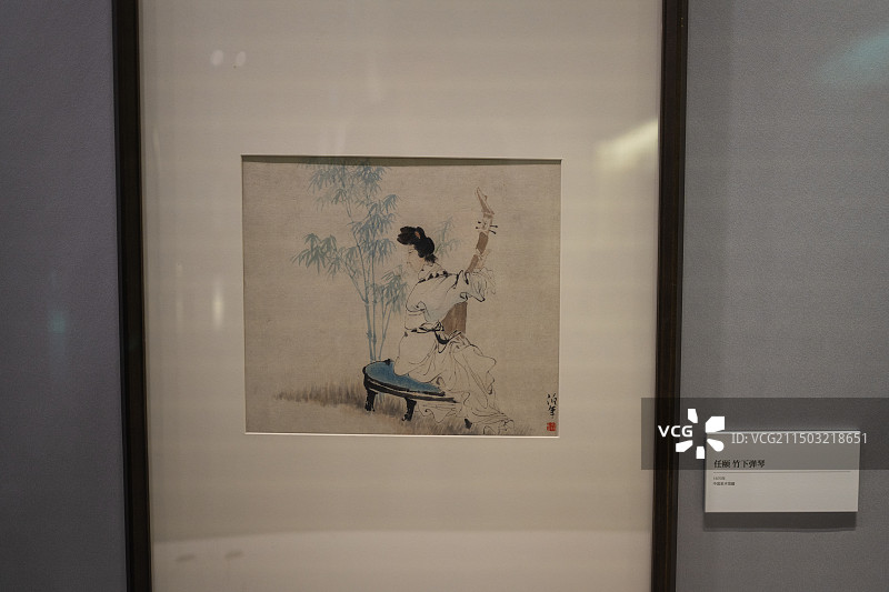 近代女性文物竹下弹琴图片素材